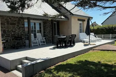 Image de Maison à 250 mètres de la plage pour passer de beaux moments en famille.