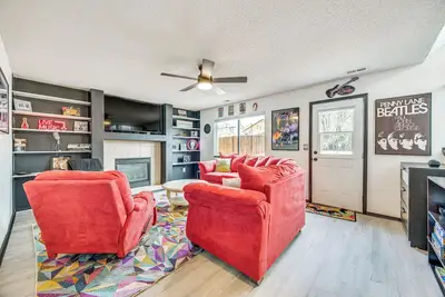 Image de Music-Themed Fountain Home w/ Fireplace & Yard!