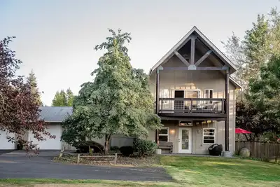 Image de Spacious centrally located farmhouse with stunning views, large yard, firepit