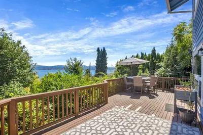 Image de Stunning 2 Story Home with Lake Washington View