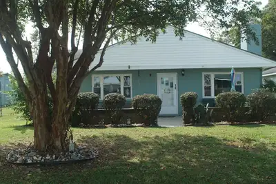 Image de Across from the Albemarle Sound. 4-bedroom cottage in Roper, Nc. Pet friendly \n