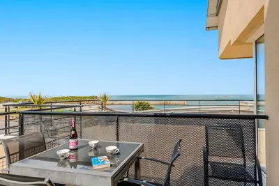 Image de Appartement 'Appartement Vue Mer - Plage À 30m' avec vue sur mer, terrasse privée et Wi-Fi