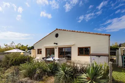 Image de Chalet Les Pieds Dans L'eau avec vue sur la mer, Wi-Fi et climatisation