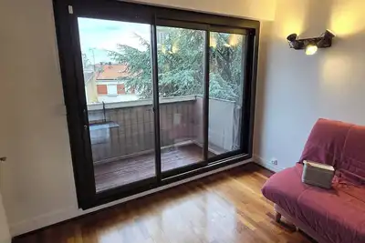 Image de Appartement 45 M2 à 300m du métro avec large balcon et très grande Tv 75 pouces