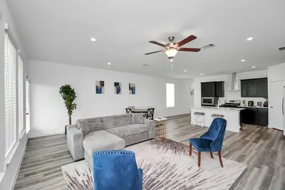 Image de Lakeside 4 Bedroom W/ King Bed Near Downtown