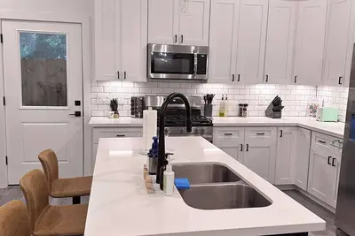 Image de Lux Rustic 3br Family Townhouse Near Dt\/Galleria\/Airport and More!