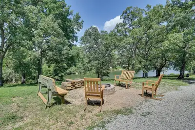 Image de Table Rock Lake Apt w/ Community Dock & Fire Pits!