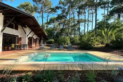 Image de Villa avec piscine au milieu des pins