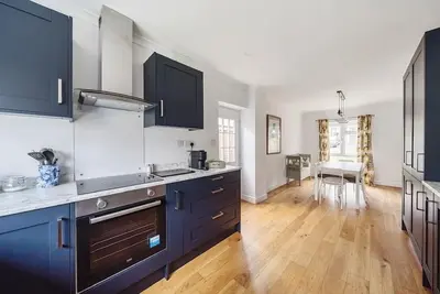 Image de Spacious 4-bedroom townhome in charming Charlton Kings with driveway parking