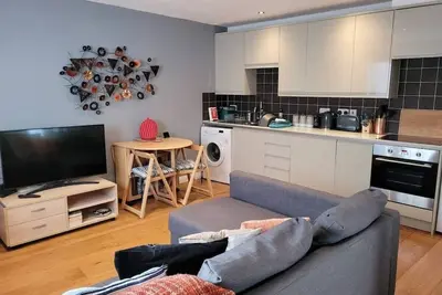 Cosy, quiet, 2-bedroom house in a great part of Cheltenham near the town centre.