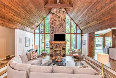 Image de This house is a 5 bedroom(s), 3 bathrooms, located in Coloma, Mi.