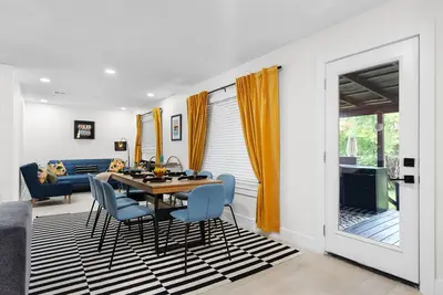 Image de Elegant 4br House |  10mins to Downtown