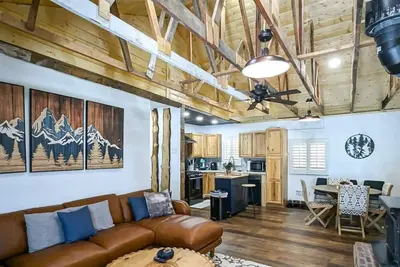 Image de Yvonnies-Super Cool, Convenient, Comfy & Renovated Cabin!