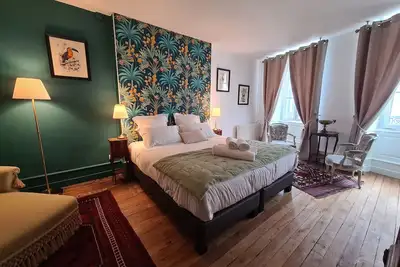 Image de Chambre spacieuse avec grand lit et salle d'eau privée, petit-déjeuner inclus - Châteauroux