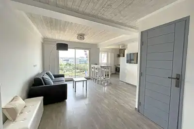 Image de Appartement lumineux Ă 2 min de la plage avec balcon