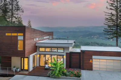 Image de Dry Creek Valley resort-style home is the ideal wine country getaway