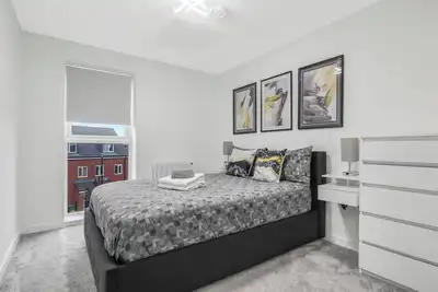 Harmony: 5 Mins to Coventry Centre, Balcony, Fast WiFi & Workspace!