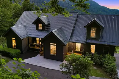 Image de Cloud Nine | Private 40-Acre Mountaintop w/ Hot Tub, Theater & Biltmore Pass
