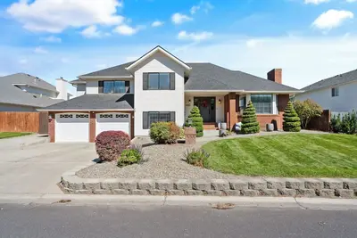Image de Quiet  modern home, Sleeps 12, Hot tub, Private yard