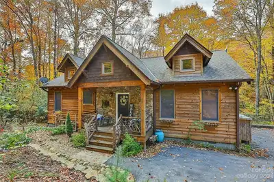 Image de Charming 3-bedroom house on a lovely stream with WiFi and Ac in Sapphire Valley