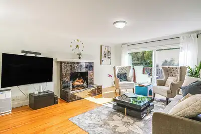 Image de Charming Oakland Home w/ Fireplace & Deck!