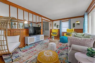Image de Vibrant 4br home with outdoor patio, 5mins to North Hills. Pet-friendly!