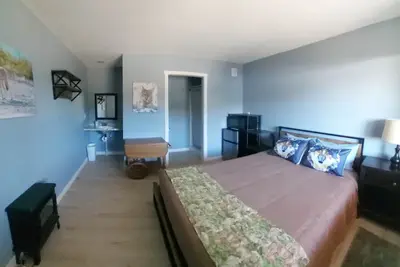 Image de Soothing coyote-themed apartment with fitness room in Winston