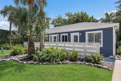 Image de Cozy 1 Bedroom Beach Cottage - Steps to the Beach!