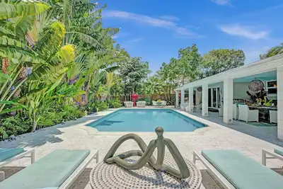 Image de New! Waterfront Heated Pool, Fishing Pier, Designer Touches, 2mi to Beach