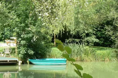 Image de maison sur le bord de l'étang privé de la propriété