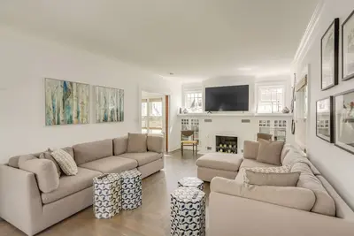 Image de Port Clinton Home w/ Lake View - Walk to Beach!