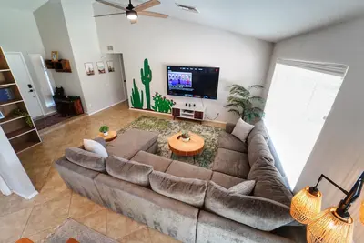 Image de Spacious whole house with a green yard and pool in quiet neighborhood Fast Wi-Fi