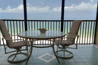 Image de 2 bedroom condo with full kitchen and free wifi directly on the beach.
