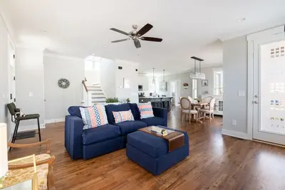 Image de Stylish Haven in Raleigh, Walk to Food Hall by RedAwning