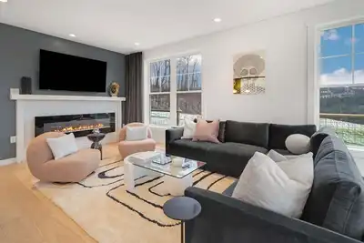 Image de Hilltop- Luxury Home with views and a dog run
