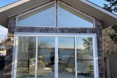 Image de Serene waterfront in protected natural setting