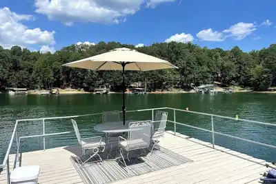 Image de Canada Cottage \/ Sauna Cold Plunge Firepit Fishing \/ South Lake Lanier
