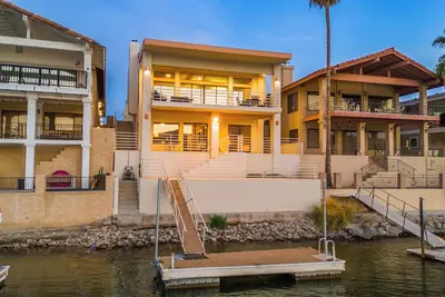 Image de Exceptional 4 Bedroom Riverfront Home with Dock! Sleeps 16