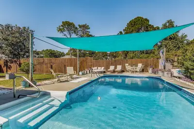 Image de Pool Oasis - Entire Home in Gulf Breeze - Large Private Backyard!