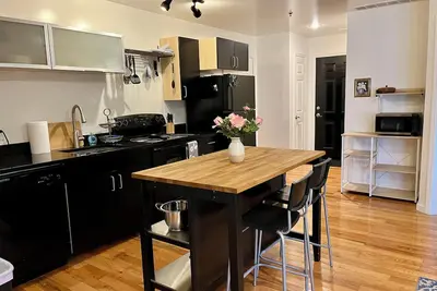 Image de Pet friendly ground level 30days+ 60in Tv 0. 4 mi to hospital \/ Atsu