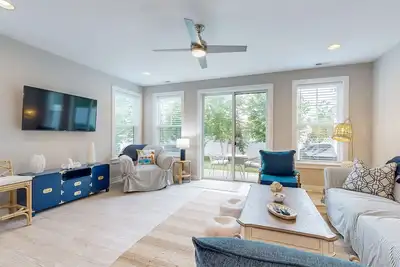 Image de Coastal Corner Lovely townhouse with central Ac, washer\/dryer, & fast WiFi