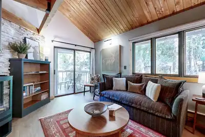 Image de Cozy condo with shared hot tub, pool, lake access, close to skiing