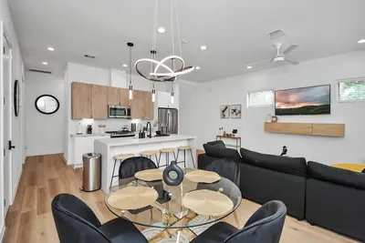 Image de Midnight Reverie: Luxury Townhouse-Med Center Dwtn