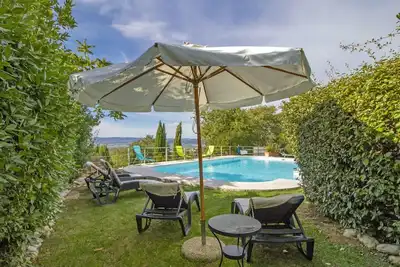 Image de Appartement dans une maison de vacances avec piscine privée, bain à remous, Wifi, Tv, patio