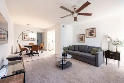 Image de SoLa Oasis 2br King Suite, Fully Stocked, Pool+Gym