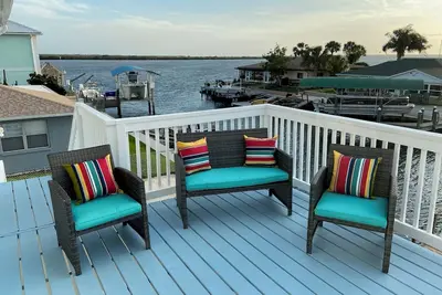 Image de Bring the whole family to this beautiful waterfront home 6 bedrooms 3 bathroom
