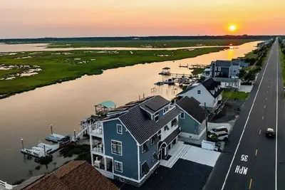 Image de New from the Ground Up! 5 Bed, 5 Bath, SkyDeck, Elevator, Docks - Sleeps 14.
