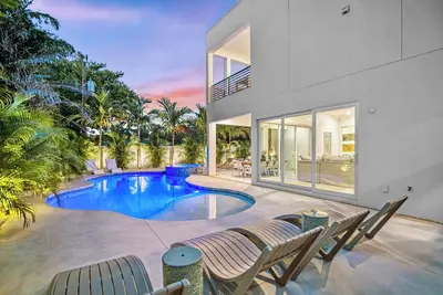 Image de Modern New Home - Private Pool, Spa, Rooftop Deck, Game Room, & More!