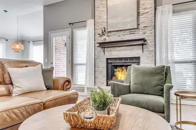 Image de New! Chic & comfortable home in central Edmond w/two King rooms/yard/Ev charger!