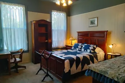 Image de Large, charming 2-bedroom apartment with modern amenities within a historic home